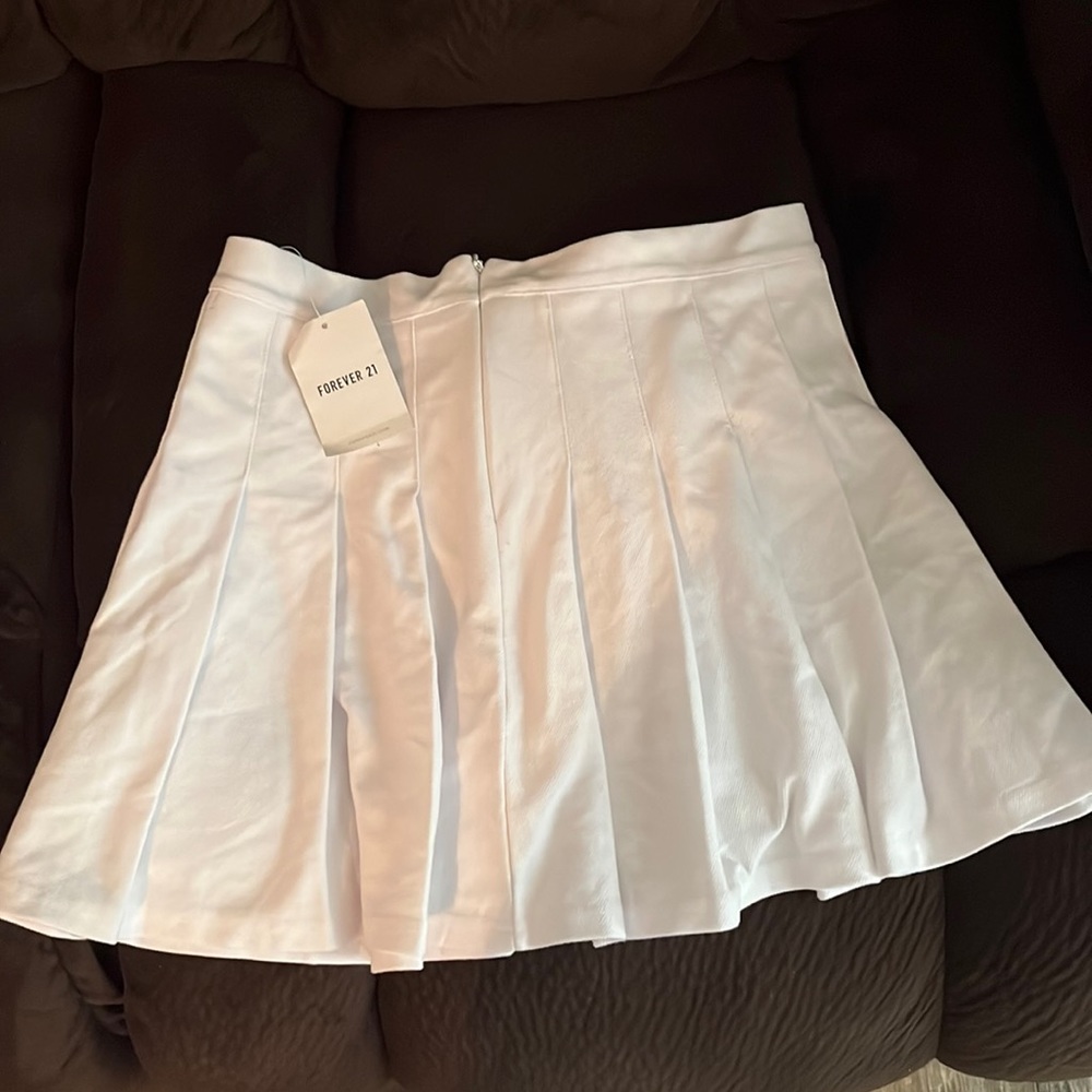 I’m selling a white tennis skirt size medium